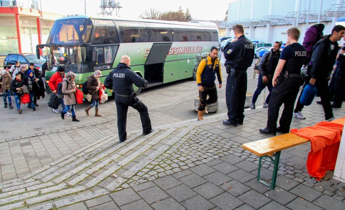Flüchtlinge kommen mit österr Bus an(10)