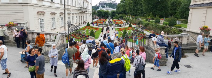 Touristen Salzburg Mirabellgarten Jul2017(7)